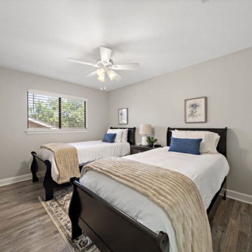 3rd bedroom with 2 twin size beds.