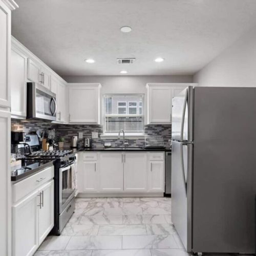 Fully equipped kitchen with high quality granite countertops.