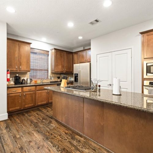 Fully equipped kitchen with high quality granite countertops.
