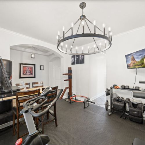 Have you seen a more complete gym inside a home?