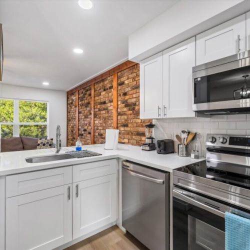 Fully equipped kitchen with high quality granite countertops.