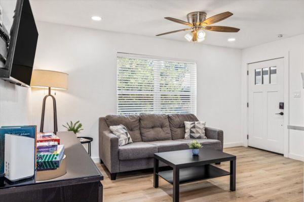 Near Montrose + Midtown Flat | Desk TV Games WiFi