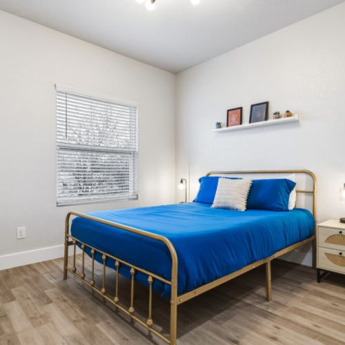 2nd bedroom with queen size bed.