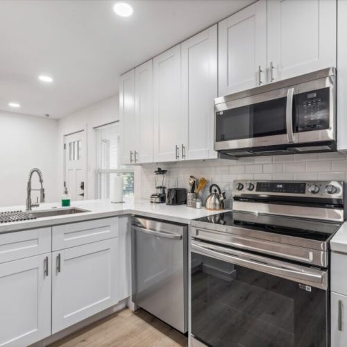 Fully equipped kitchen with high quality granite countertops.