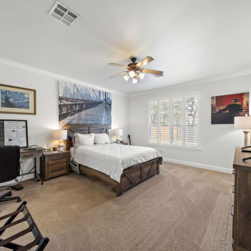 Primary bedroom with queen size bed.
