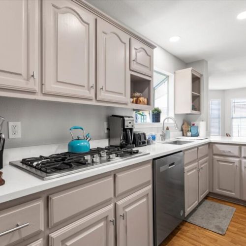 Fully equipped kitchen with high quality granite countertops. Fridge dispenses water and ice!