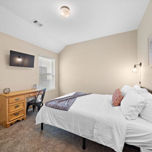 4th bedroom with queen size bed.