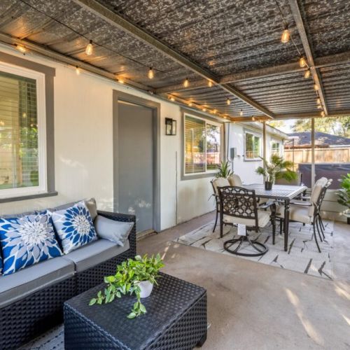 Enjoy with all the family a peaceful dinner on the cozy patio.