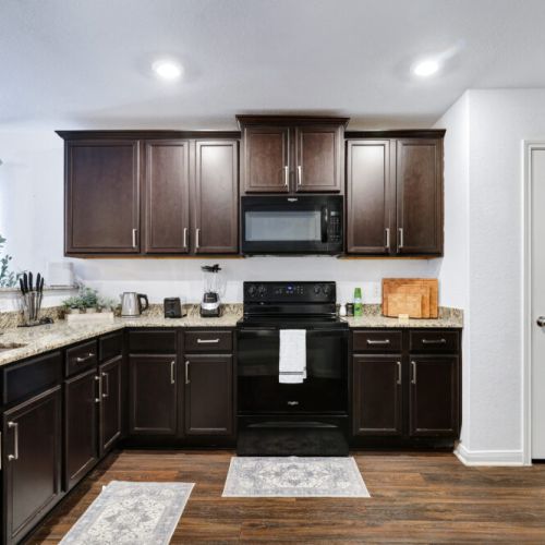 Fully equipped kitchen with high quality granite countertops