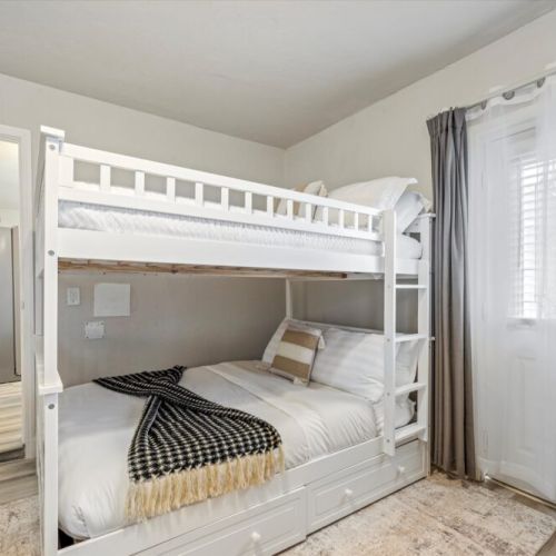 4th bedroom with 2 full size beds (bunk bed).