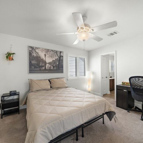 3rd bedroom with queen size bed.