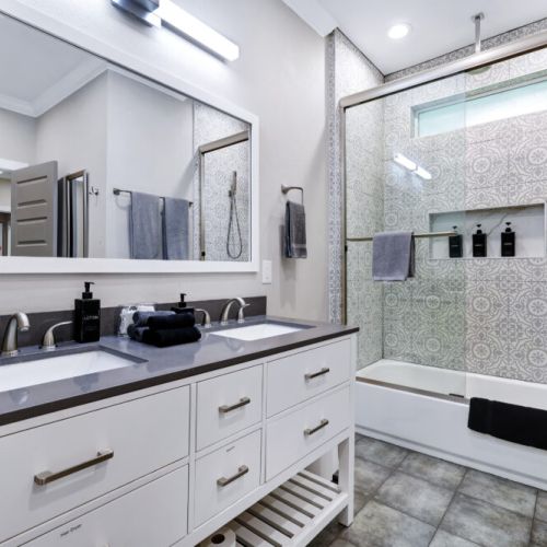 2nd full bathroom is fully stocked with all you need.