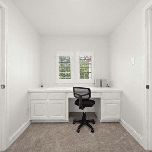 Additional private studio in case you need more working area.