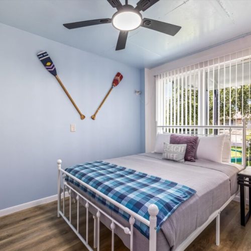 Primary bedroom with a queen size bed.