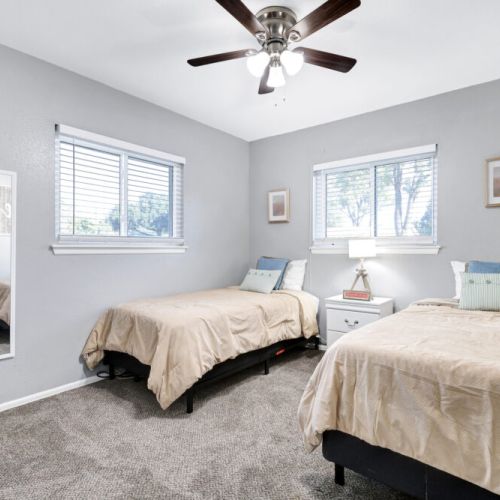 3th bedroom with two twin-sized beds.