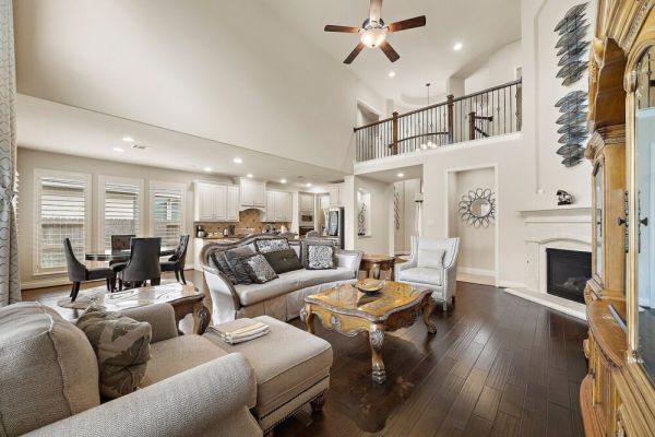 Opulent Katy Home • Long Stays • Movie Room • Backyard w/Grill • Outdoor Games • Netflix • Wine