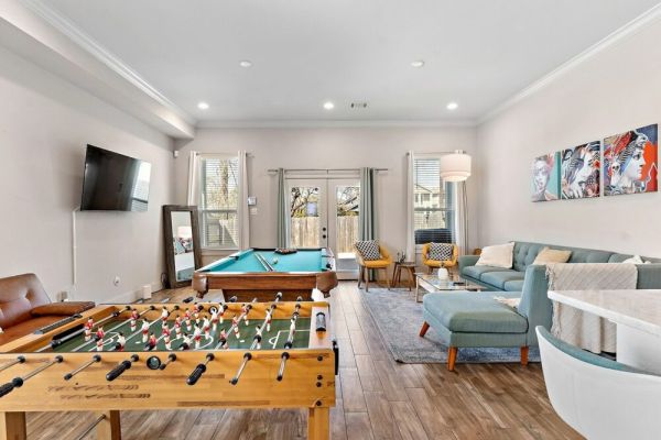 The Heights Getaway • Game Room • Backyard w/Grill • Outdoor Games • Netflix • Wine • The Heights