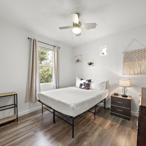 2nd bedroom with queen size bed.