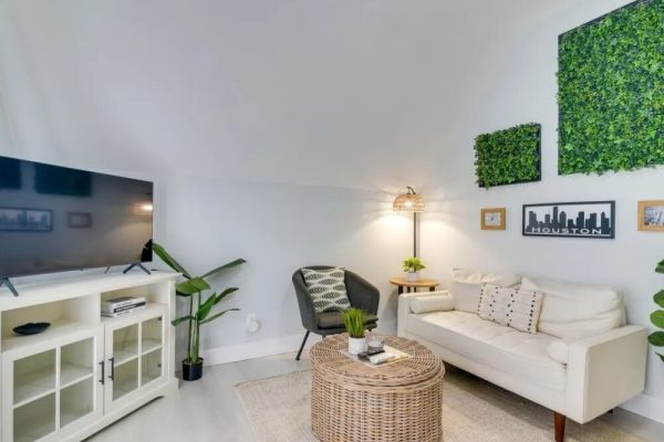 This beautifully designed home is in one of the best locations in Houston, 5 min away from the Med Center. It sleeps 8 guests, has 3 bedrooms and 2.5 bathrooms, and features a pleasant backyard.