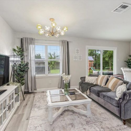 Perfectly designed to accommodate all your family and friends comfortably.Direct access to the backyard.
