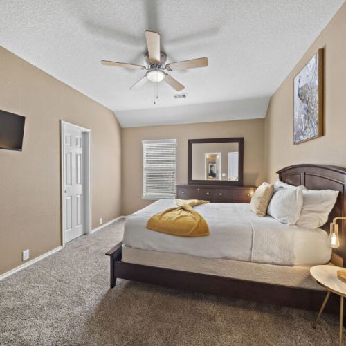6th bedroom with queen size bed
