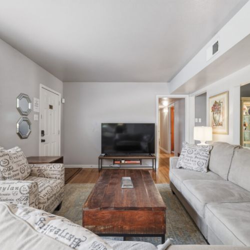 Spacious and full of natural light. Perfect for big groups!