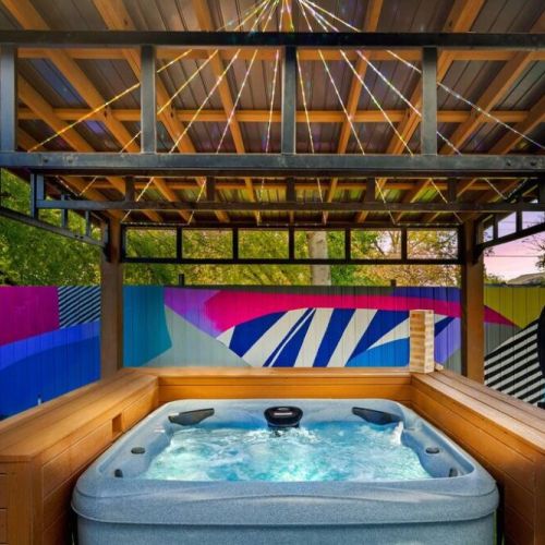 A perfect blend of comfort and privacy under the pergola’s shade.