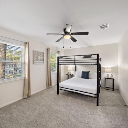4th bedroom with 2 queen size bunk beds.