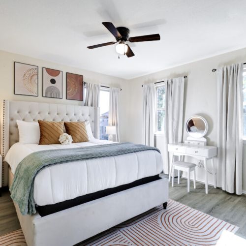2nd bedroom with queen size bed.