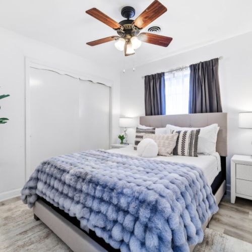 2nd bedroom with queen size bed.