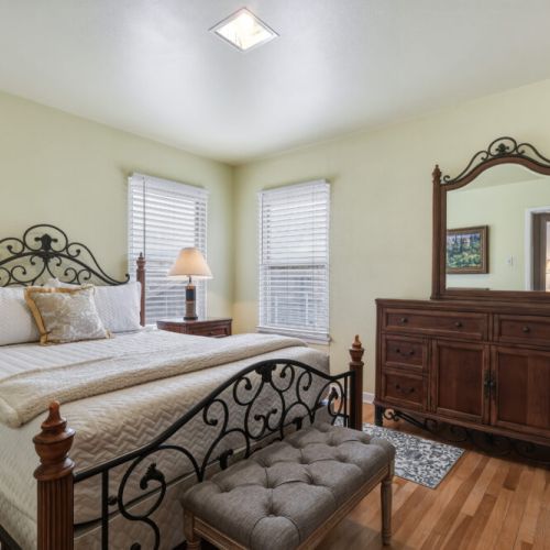 3rd bedroom with queen size bed.