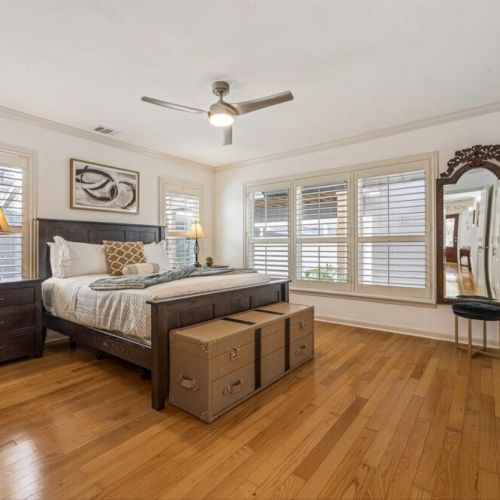 Storage trunk and full-length mirror included for your maximum comfort.