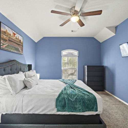 5th bedroom with queen size bed