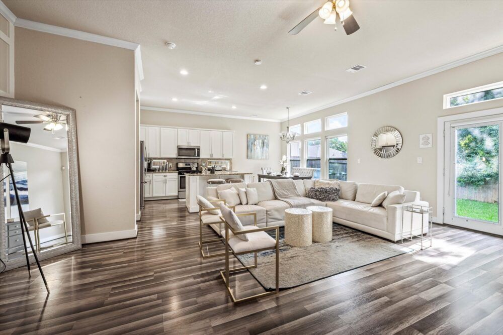 Perfectly designed to accommodate all your family and friends comfortably. Ideal for sharing among large groups.