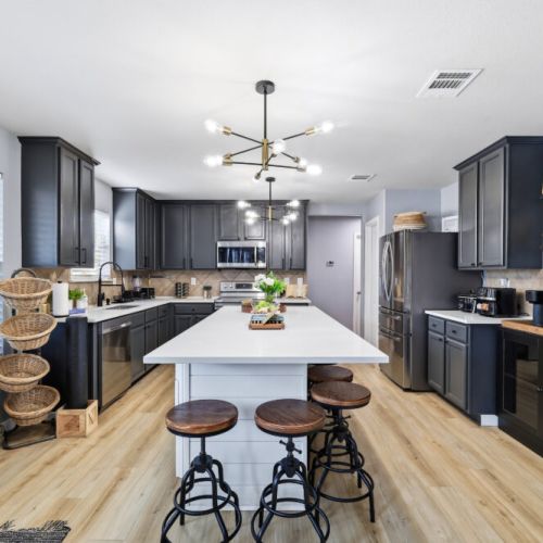 Fully equipped kitchen with high quality granite countertops.