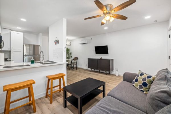 Comfy Montrose Flat Near Midtown | Games Desk WiFi