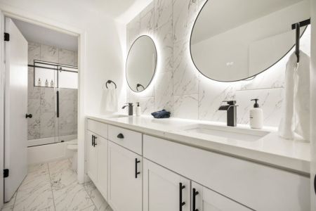 2nd full bathroom is fully stocked with all you need. 