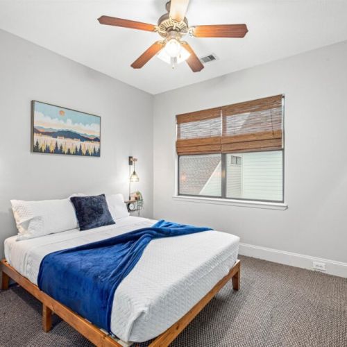 2nd bedroom with queen size bed.
