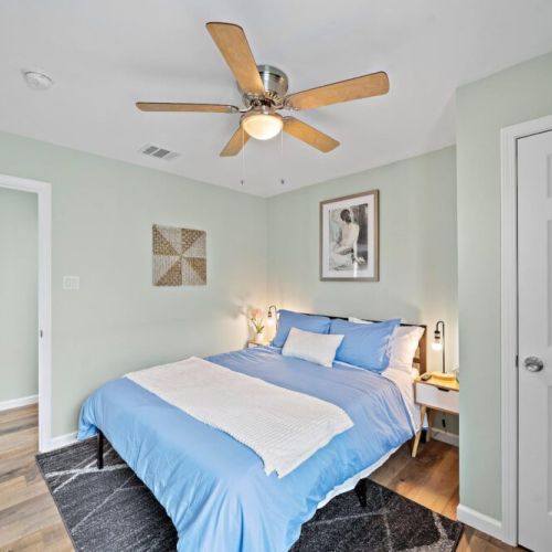 2nd bedroom with queen size bed.