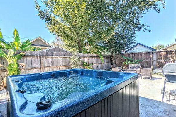 Opulent Htown Home • Hot Tub • Game Room • Backyard w/Grill • Outdoor Games • Netflix • Downtown