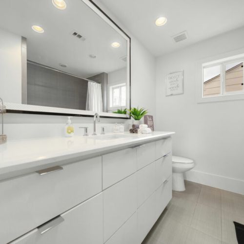 2nd full bathroom is fully stocked with all you need.