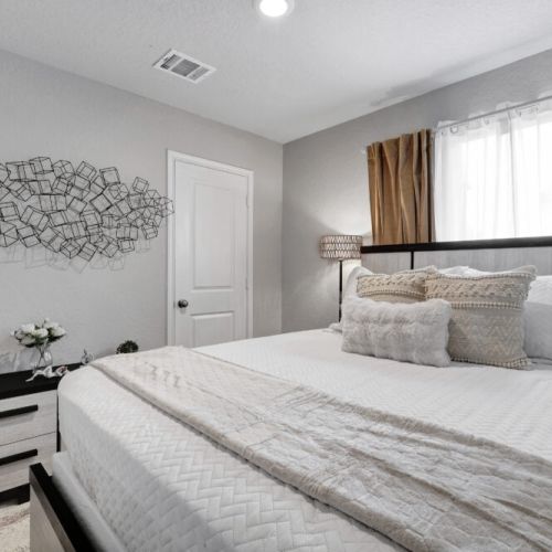 2nd bedroom with queen size bed.