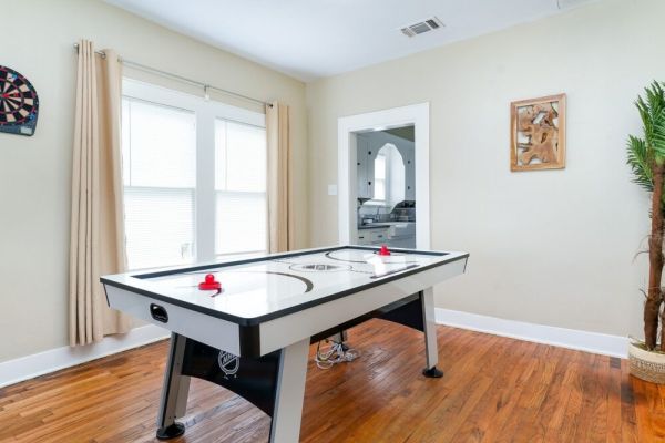 Cozy City Escape • Air Hockey • Ping Pong • Backyard w/Grill • Outdoor Games • Netflix • Downtown
