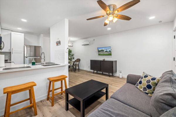 Comfy Montrose Flat Near Midtown | Games Desk WiFi