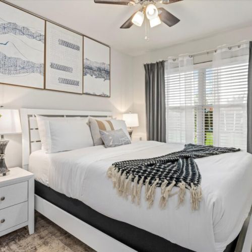 2nd bedroom with queen size bed.