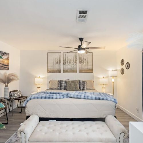 Lovely decorated so you feel right at home. Seating area and comfortable bench included.