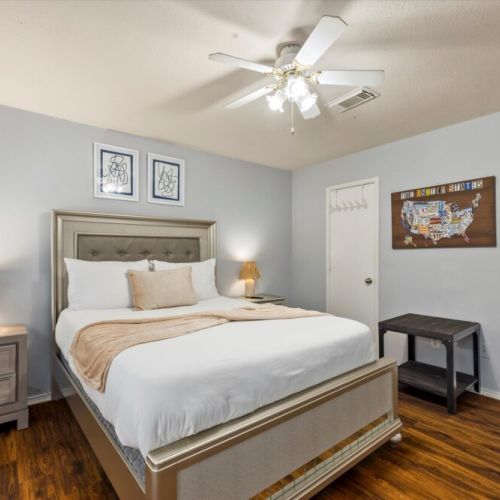 3rd bedroom with queen size bed.