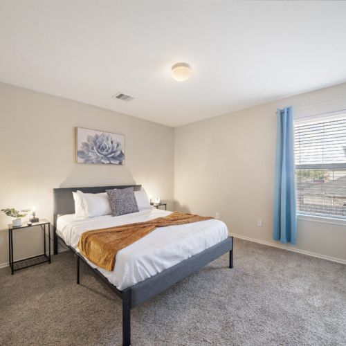 2nd bedroom with queen size bed.