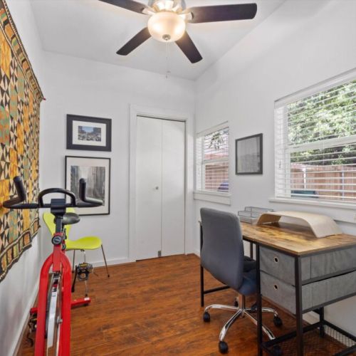Do you need to finish some work? No problem, we’ve got you covered! We have two workstations—this one and another in one of the bedrooms.