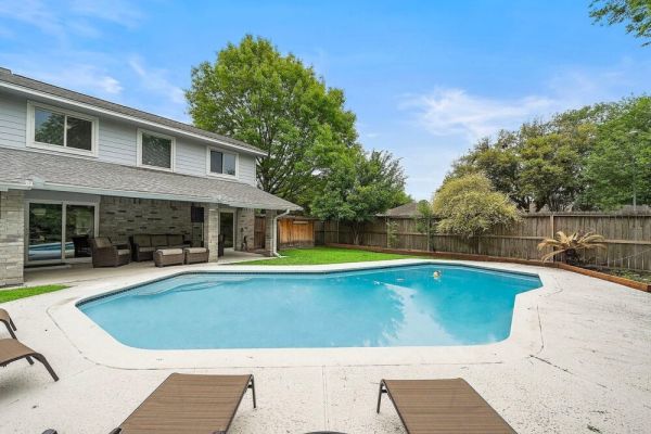 Pool Houston Getaway | Games | WiFi | BBQ | Yard